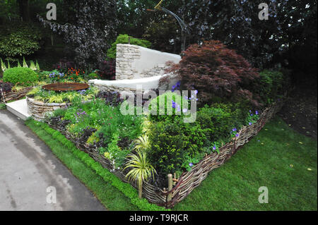 Die Kingston Maurward Garten (von Michelle Braun), einer der sechs schöne und elegante Artisan Gärten auf der 2019 RHS Chelsea Flower Show, die heute in den 11-Hektar großen Gelände des Royal Hospital Chelsea, London, Großbritannien, 20. Mai 2019 den Garten feiert 70 Jahre land-based Education in Kingston Maurward College. Im Laufe der Jahre die Hochschule hat Generationen von Fachleuten handwerklichen handwerklichen Techniken gelehrt und wie mit schönen Materialien, die in der Gestaltung des Gartens reflektiert worden sind. Es gibt 26 Themengärten auf Anzeige auf der diesjährigen sho Stockfoto