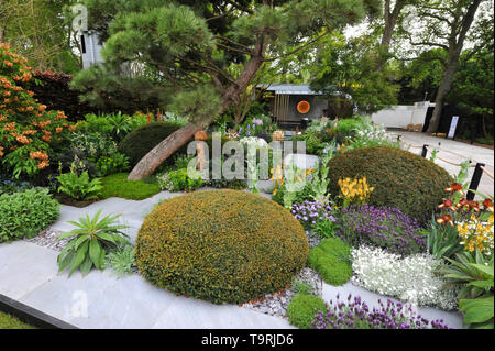 Die Morgan Stanley Garten (von Chris Beardshaw ausgelegt), die eines der elf schöne und elegante zeigen, Gärten, die auf der 2019 RHS Chelsea Flower Show, die heute in den 11-Hektar großen Gelände des Royal Hospital Chelsea, London, Großbritannien, 20. Mai 2019 Den Garten von der Liebe des UK von schönen Gärten inspiriert ist und untersucht, wie die Tradition der Erstellen von Krautigen - reiche Räume, während die Verwaltung von Ressourcen empfindlicher, um fortzufahren. Es gibt 26 Themengärten auf Anzeige auf der diesjährigen Show sowie über 100 Pflanzen im großen Pavillon. Neue Anlagen sind oft ins Leben gerufen Stockfoto