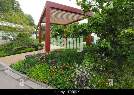 Die RHS Bridgewater Garten (von Tom Stuart Smith entworfen wurden), einem der schönen und eleganten Gärten zeigen, die auf der 2019 RHS Chelsea Flower Show, die heute in den 11-Hektar großen Gelände des Royal Hospital Chelsea, London, Großbritannien, 20. Mai 2019 Seit 1913, der 5-tägigen Veranstaltung ist die renommierteste Blumen- und Gartenschau im Vereinigten Königreich, und vielleicht in der Welt, und jährlich rund 168.000 Besucher jedes Jahr. Es gibt 26 Themengärten auf Anzeige auf der diesjährigen Show sowie über 100 Pflanzen im großen Pavillon. Neue Anlagen sind oft im sh gestartet Stockfoto