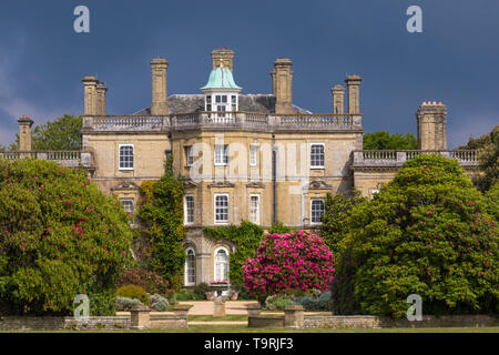 Dramatische Beleuchtung über dem Pylewell House, dem Pylewell Park Estate, Lymington, New Forest, Hampshire, Großbritannien im Mai Stockfoto