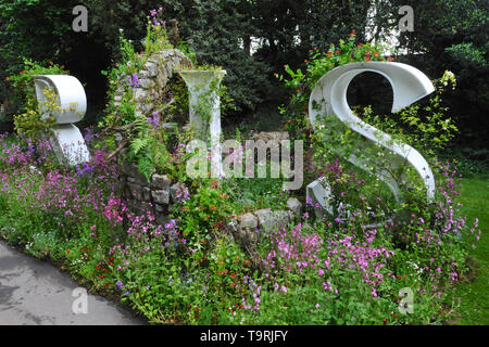 Wild Wände, eine Montage wickelt sich um die Buchstaben RHS (Royal Horticultural Society), die auf der 2019 RHS Chelsea Flower Show, die heute in den 11-Hektar großen Gelände des Royal Hospital Chelsea, London, Großbritannien, 20. Mai 2019 Es gibt 26 Themengärten auf Anzeige auf der diesjährigen Show sowie über 100 Pflanzen im großen Pavillon. Neue Anlagen sind oft auf die Show und die Popularität von älteren Sorten wiederbelebt wurde, ist es in der Tat, den Garten Design entspricht einem Catwalk auf einer Modenschau. Stockfoto