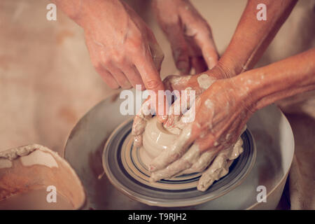 Blick von oben auf die Künstler Hände Töpfe machen Stockfoto