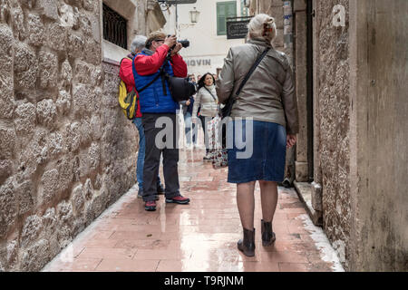 Montenegro, 30. April 2019: Street Scene mit Touristen und Einheimischen in der Altstadt von Kotor Stockfoto