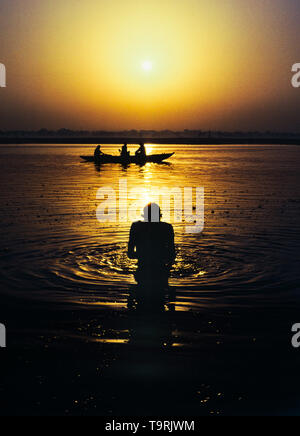 Morgen Ritual und Waschen bei Sonnenaufgang in den Ganges, die Analoge Fotografie Stockfoto