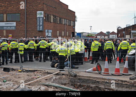 Polizei Controlling eine Masse von anti Tommy Robinson Demonstranten als er Kampagnen in Liverpool Liverpool UK für den Euro Wahlen zum Europaparlament. Stockfoto