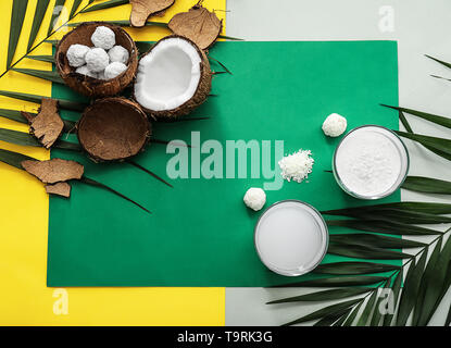Zusammensetzung mit leckeren coconut Drinks und Platz für Text auf farbigen Hintergrund Stockfoto