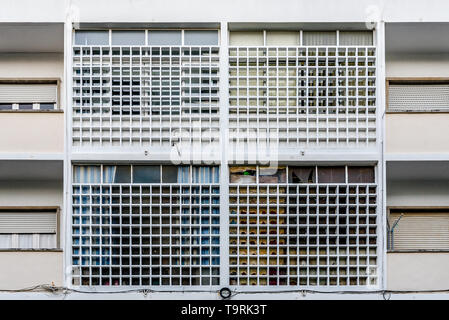 Detail Nahaufnahme der fünfziger Jahre Apartment Gebäude Fassade mit Fenster Rollläden und Beton Fenster Gitter im symmetrischen Muster und Reihen in Cascais Por Stockfoto