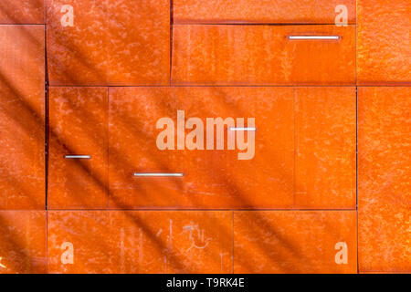 Unregelmäßige Größe vierkanteisen Platten für moderne Architektur Fassade mit eingelassenen Leuchten in Nachmittag Sonnenschein Stockfoto