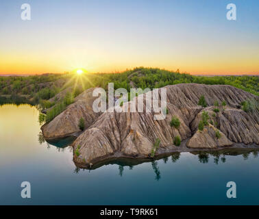 Konduki, Region Tula, Russland. Luftbild des verlassenen Steinbruch verwandelte sich in malerischen Hügeln und blaue Seen namens Ushakovskiye Karyery Stockfoto