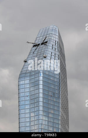 Neue Wolkenkratzer in London offiziell nennt man Blackfriars. Auch als Vase oder der Boomerang bekannt. Zwei Fensterputzer können am Anfang gesehen werden. Stockfoto