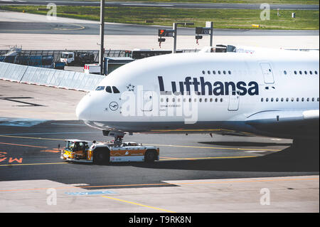 Flughafen Frankfurt, Deutschland, April 2019. Die Vorderseite der riesige Airbus A380 von Lufthansa. Stockfoto