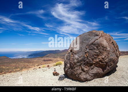 Teneriffa, Blick vom Wanderweg zum Gipfel hin zu dunklen lava Bomben namens Huevos del Teide, Eier auf den Teide Stockfoto