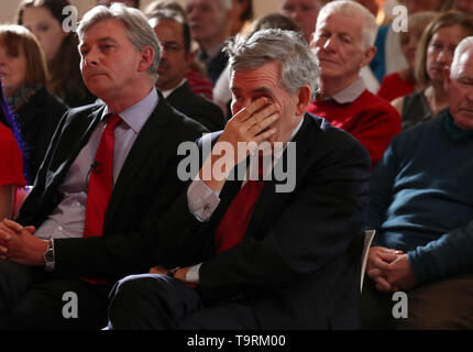 Der ehemalige Premierminister Gordon Brown Gesten vor einer Rede auf der Kundgebung für die Wahlen zum Europäischen Parlament auf dem Leuchtturm in Glasgow. Stockfoto