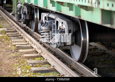 Dual Gauge track Beispiel, dass die Passage der Züge von zwei verschiedenen Track narrow-gauge Railway und breiten Bahn mit Fracht wag ermöglicht Stockfoto