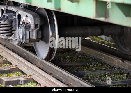 Dual Gauge Titel Beispiel, dass die Passage der Züge von zwei verschiedenen Track narrow-gauge Railway und breiten Bahn mit Fracht wa ermöglicht Stockfoto