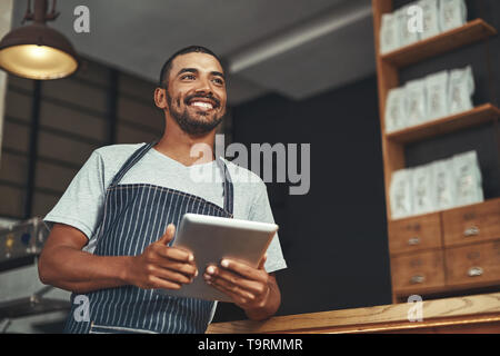 Portrait einer jungen Unternehmer in seinem Cafe Stockfoto