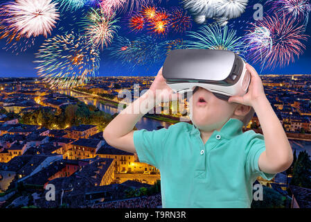 Erstaunt jugendlich Junge tragen virtual reality goggles Filme anschauen oder Videospiele spielen, isoliert auf Weiss. Überrascht Teenager suchen im VR-Brille. E Stockfoto