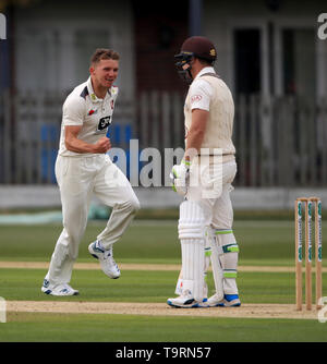 Kent's Matt Milnes feiert die wicket von Surrey Dekan Elgar während des Tages eine der Specsavers Abteilung eine County Championship match Im County, Beckenham. Stockfoto