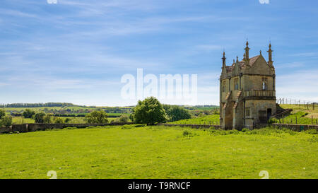 Das East Banqueting House auf der anderen Seite des Coneygree (Rabbit Warren) in der Landschaft von Cotswold in Chipping Campden, England Stockfoto