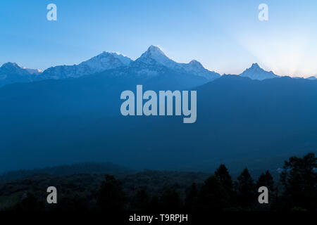 Sonnenaufgang über dem Himalaya. Annapurna und Dhaulagiri Himals gesehen von Poon Hill. Nepal. Stockfoto