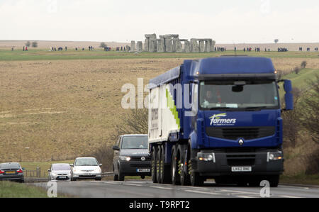 Foto vom 06/02/17 der Verkehr Stonehenge vorbei auf die Straße A303 in Wiltshire. Das wirtschaftliche Argument für den Bau einer Straße Tunnel in der Nähe von Stonehenge setzt auf "ungewiss" Vorteile, die öffentlichen Ausgaben watchdog gewarnt hat. Stockfoto