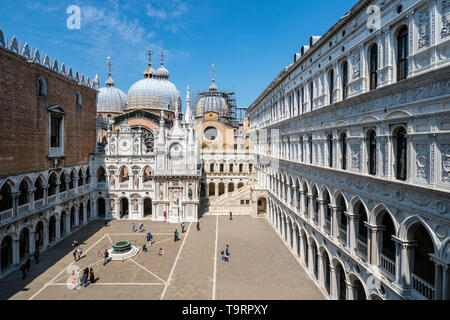 Venedig, Italien - 18 April 2019 Innenhof der Dogenpalast mit wenigen Besuchern während des Tages. Stockfoto