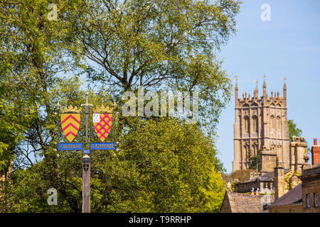 Der Markt mit St. James Kirche im Hintergrund in Chipping Campden, England Stockfoto