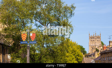 Der Markt mit St. James Kirche im Hintergrund in Chipping Campden, England Stockfoto