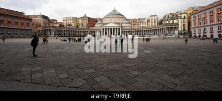 Blick über die Piazza del Plebiscito in Neapel, Italien, in der Basilika San Francesco Di Paola Stockfoto