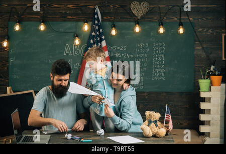 Spaß-Konzept. Familie Spaß haben in der Klasse. Kind und Eltern genießen Falten Papier Flugzeuge. Lernen mit Spaß. Sagen Sie ja zu etwas Spaß Stockfoto