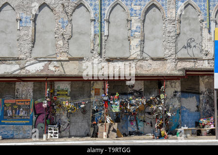 Salvador, Brasilien - 5. Februar 2019: Tramp liegen auf der anderen Straßenseite bei Salvador Bahia in Brasilien Stockfoto