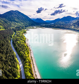 Unglaublich türkisfarbenen See Sylvenstein, Oberbayern. Luftaufnahme. Mai, Deutschland Stockfoto