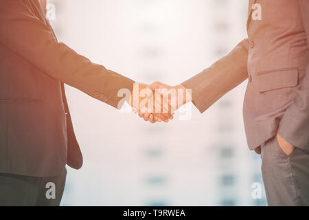 Bild des Geschäftsmannes Handshaking, Verhandeln business, Handshake Büro Menschen Verbindung viel Job Konzept Seitenansicht Stockfoto