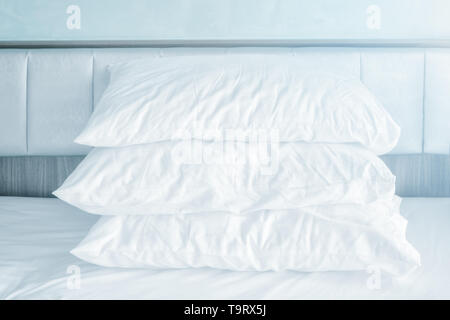 Angenehm weiche Kissen Stapel auf der weißen Bettwäsche in modernen Bett Zimmer Stockfoto