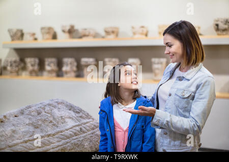 Froh, heiter positive Mutter und Tochter über klassische Reliefs im Museum Stockfoto