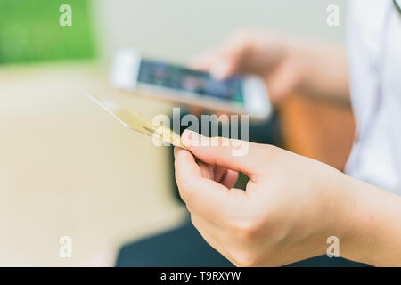 Menschen eingeben Kreditkarte Zahl im Smartphone App für On-line-Einkaufen Zahlung oder mobile Internet Banking Stockfoto
