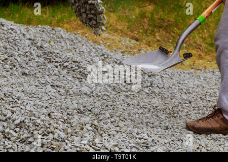 Lasten mit Kies in einer Kiesgrube für den Bau Stockfoto