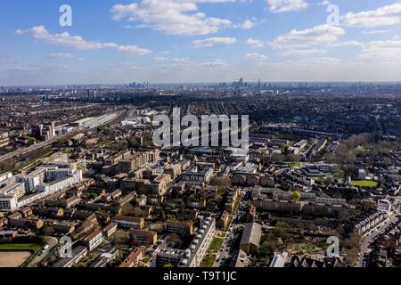 Luftaufnahme von London, England von Hampstead Heath an einem Frühlingstag Stockfoto