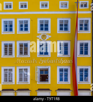 Mozart Geburtshaus in der Maserung Lane, Stadt Salzburg, Österreich, Europa, Mozart Geburtshaus in der Getreidegasse, Stadt Salzburg, Österreich, Europa Stockfoto