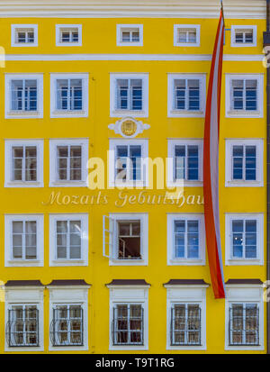 Mozart Geburtshaus in der Maserung Lane, Stadt Salzburg, Österreich, Europa, Mozart Geburtshaus in der Getreidegasse, Stadt Salzburg, Österreich, Europa Stockfoto