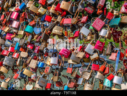 Liebe Burgen in den Makartsteg über die Salzach, Salzburg, Salzburg, Österreich, Europa, liebesschlösser am Makartsteg über der Salzach, Land Salzburg, Stockfoto