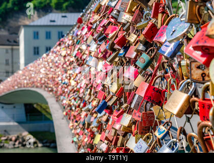 Liebe Burgen in den Makartsteg über die Salzach, Salzburg, Salzburg, Österreich, Europa, liebesschlösser am Makartsteg über der Salzach, Land Salzburg, Stockfoto