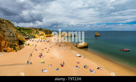 Praia Dona Ana Strand mit türkisblauem Meer Wasser und Klippen, Portugal. Schöne Dona Ana Strand (Praia Dona Ana in Lagos, Algarve, Portugal. Stockfoto