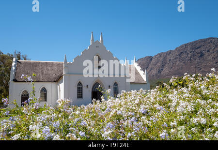 Foto des wiederhergestellten weiß getüncht, giebelhäuser der Niederländischen Reformierten Kirche in der Hauptstraße in Franschhoek, auf der Weinstraße, Südafrika Stockfoto