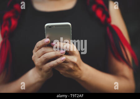 Weibliche Modell hält Smartphone Close-up. Moderne Technologien. Stockfoto