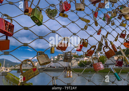 Liebe Burgen in den Makartsteg über die Salzach, Salzburg, Salzburg, Österreich, Europa, liebesschlösser am Makartsteg über der Salzach, Land Salzburg, Stockfoto