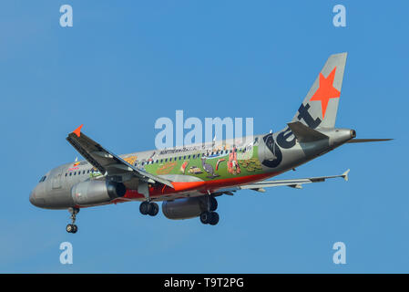 Singapur - Mar 27, 2019. 9 V-JSB Jetstar Asien Airbus A320 (Australien Outback - Northern Territory) Landung am Flughafen Changi (SIN). Stockfoto