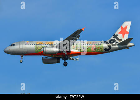 Singapur - Mar 27, 2019. 9 V-JSB Jetstar Asien Airbus A320 (Australien Outback - Northern Territory) Landung am Flughafen Changi (SIN). Stockfoto