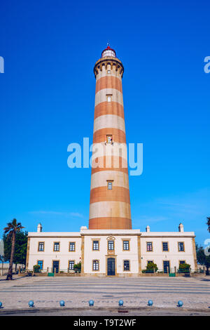 Leuchtturm von Praia da Barra während des Tages, mit einem klaren blauen Himmel. Blick auf den Leuchtturm von Barra Strand (Praia da Barra) in Aveiro, Portugal. Stockfoto