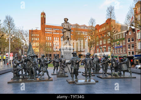 Rembrandtplein, Amsterdam, Niederlande - 18 April 2019: Denkmal des berühmten Malers Rembrandt und Skulpturen auf seinem Gemälde "Night Watch'' an R Stockfoto